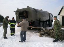 Vojaci poskytli cisternu obci Plvnica
