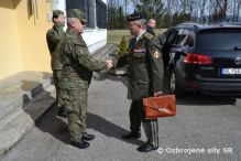 Vzácna návšteva na vrtuľníkovom krídle